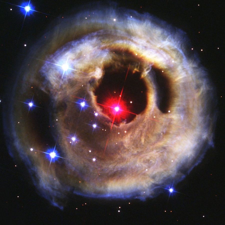 Der Lichtimpuls einer Eruption des Sterns V838 Monocerotis beleuchtet vom Stern in einer weitaus früheren Epoche weggeschleudertes Material.