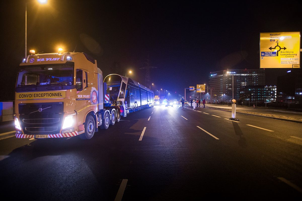Der zweite Teiltransport, der mit Verspätung eintrifft, ist deutlich länger.