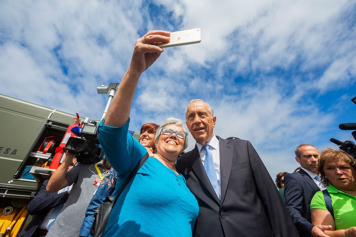 O Presidente da República, Marcelo Rebelo de Sousa (C) nas comemorações do Dia de Portugal, de Camões e das Comunidades Portuguesas, nas Portas do Mar, Ponta Delgada, Açores, 9 de junho de 2018. ANTÓNIO ARAÚJO/LUSA