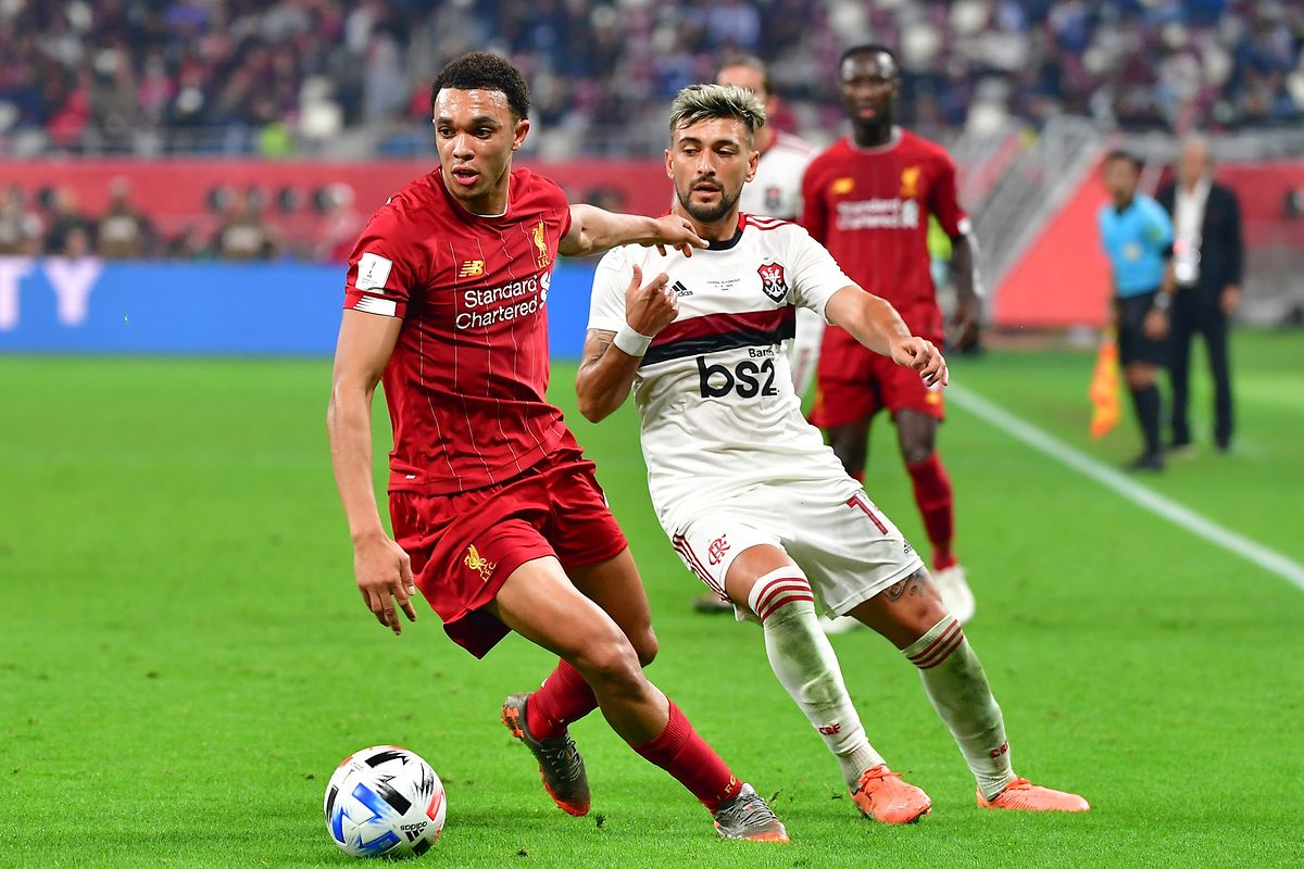 Trent Alexander-Arnold (Liverpool, en rouge) contrôle le ballon devant l'Uruguayen de Flamengo, Giorgian de Arrascaeta 