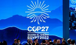 20.11.2022, Ägypten, Scharm El Scheich: Teilnehmer sprechen miteinander während einer Unterbrechung der Abschlusszeremonie beim UN-Klimagipfel COP27. Foto: Christophe Gateau/dpa +++ dpa-Bildfunk +++