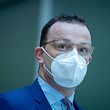 dpatopbilder - 18.12.2020, Berlin: Jens Spahn (CDU), Bundesminister für Gesundheit, gibt in seinem Ministerium eine Pressekonferenz zur Impfstrategie der Bundesregierung. Ab dem 27.12.2020 sollen demnach zuerst Pfleger und alte Menschen gegen das Coronavirus geimpft werden Foto: Kay Nietfeld/dpa +++ dpa-Bildfunk +++