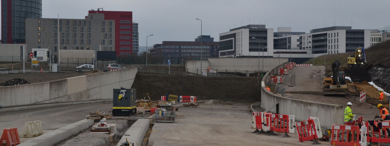 Der Erdwall mit der aktuellen provisorischen Straße zum Tunnel wird abgetragen. Während zwei Monaten wird der Tunnel gesperrt bleiben. 
