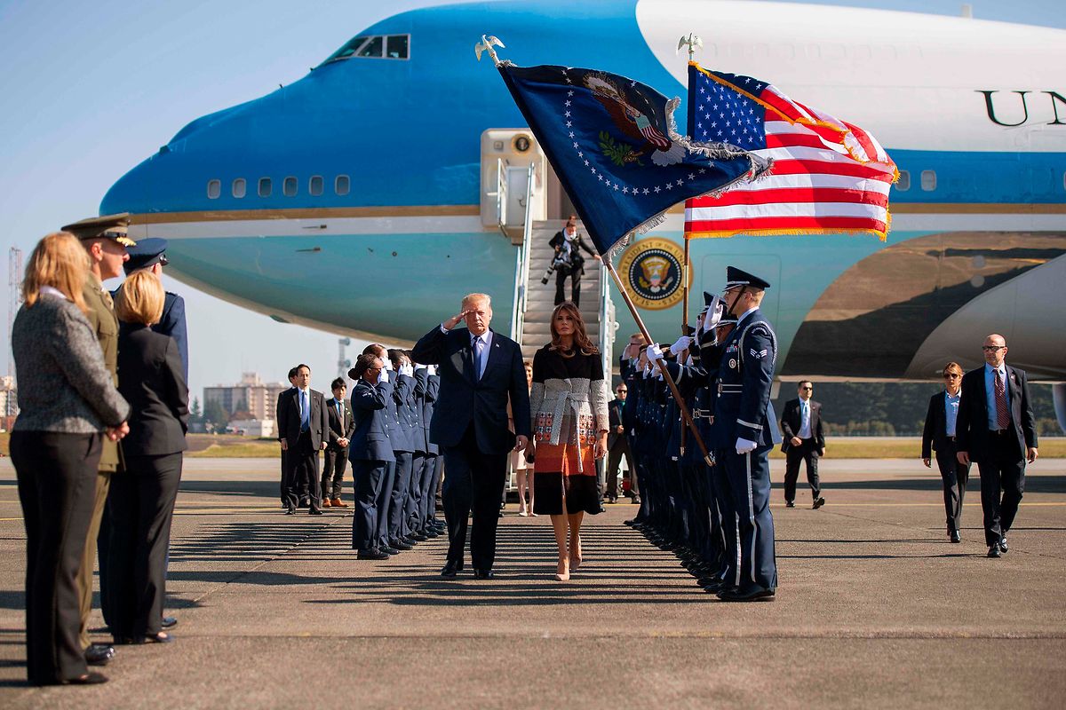 Militärische Ehren: Donald Trump trifft mit Ehefrau Melania in Japan ein. 