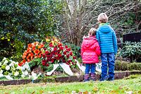 Kinder sollen frei entscheiden, ob sie mit zum Friedhof wollen, um von einer geliebten Person Abschied zu nehmen. 