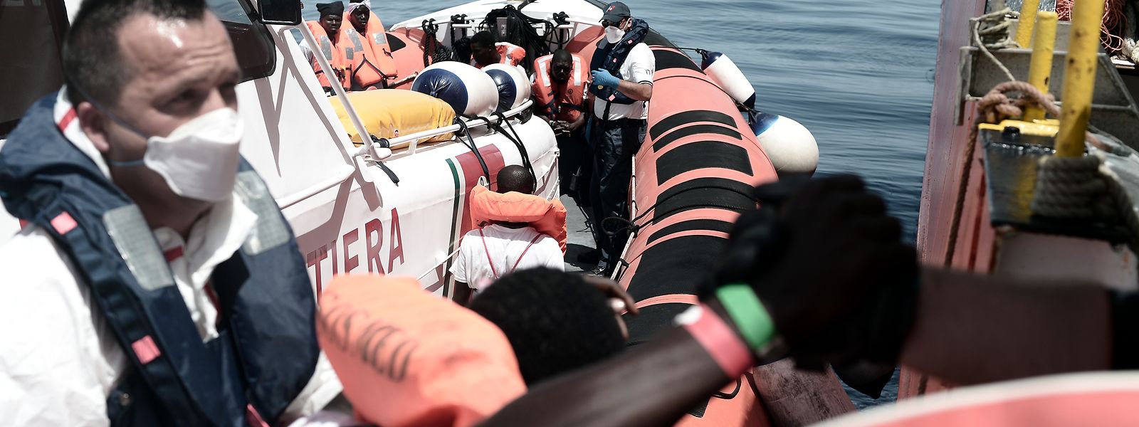 Am Dienstag begann der aufwendige Transfer von 400 Menschen von der „Aquarius“ auf zwei Schiffe der italienischen Küstenwache und der Marine.