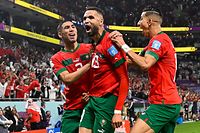 TOPSHOT - Morocco's forward #19 Youssef En-Nesyri (C) celebrates with  teammates after scoring the opening goal during the Qatar 2022 World Cup quarter-final football match between Morocco and Portugal at the Al-Thumama Stadium in Doha on December 10, 2022. (Photo by PATRICIA DE MELO MOREIRA / AFP)