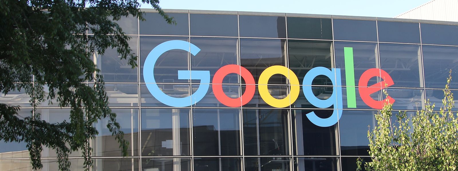 USA, Mountain View: Das Logo von Google an der Fassade des Hauptsitzes des Mutterkonzerns Alphabet.