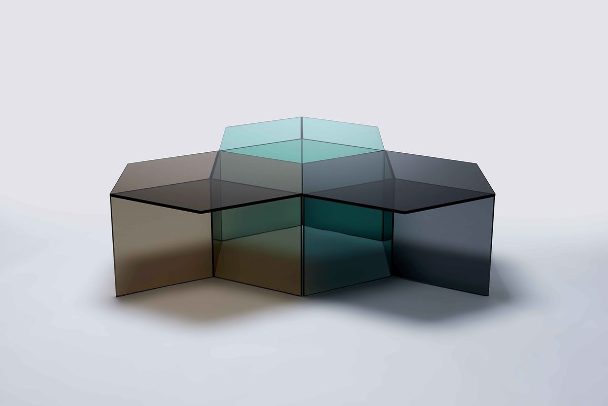 Der Beistelltisch Isom von Designer Sebastian Scherer besteht aus Flachglas-Platten, die fugenlos zu einer wabenartigen Form zusammengefügt sind.