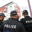 Mysteriöse Todesfälle Bereldingen: Spurensicherung, Polizeischüler durchsuchen Gelände um Mehrfamilienhaus. / Foto: Steve REMESCH