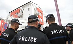 Mysteriöse Todesfälle Bereldingen: Spurensicherung, Polizeischüler durchsuchen Gelände um Mehrfamilienhaus. / Foto: Steve REMESCH