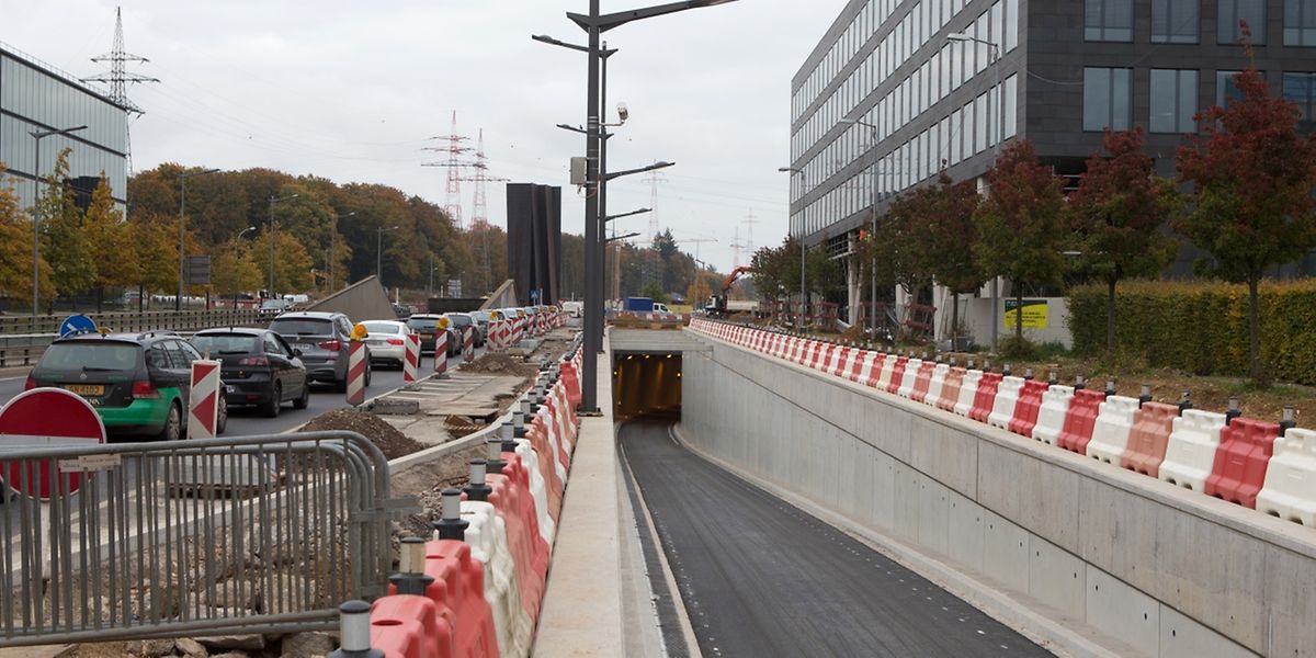 Autofahrer aus Richtung Stadtzentrum kommend gelangen über die neue Fahrspur mitsamt Tunnel direkt auf die A1/A6 Richtung Gaspericher Kreuz.