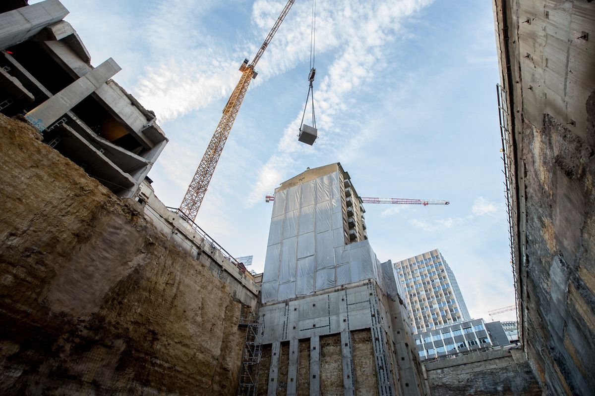 Doch wird ab sofort wieder in die Höhe gebaut. Hier wird gerade der  symbolische erste Grundstein gelegt.