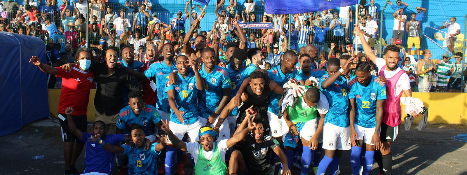 Jogadores nos festejos com os adeptos após a vitória frente à República Centro-Africana no fim de semana passado.