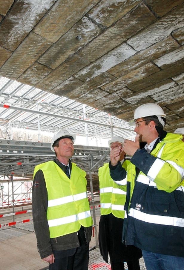 Großherzog Henri besichtigt die Sanierung des Pont Adolphe. 