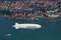 HANDOUT - Zum Themendienst-Bericht von Brigitte Geiselhart vom 10. Mai 2018: Seit einigen Jahren sind die über dem Bodensee kreisenden Zeppeline wieder zu einem gewohnten Bild geworden.  (ACHTUNG - HANDOUT - Nur zur redaktionellen Verwendung durch Themendienst-Bezieher im Zusammenhang mit dem genannten Text und nur bei vollständiger Nennung des nachfolgenden Credits.) Foto: Achim Mende/Deutsche Zeppelin-Reederei GmbH/dpa-tmn - Honorarfrei nur für Bezieher des dpa-Themendienstes +++ dpa-Themendienst +++Deutsche Zeppelin-Reederei GmbH