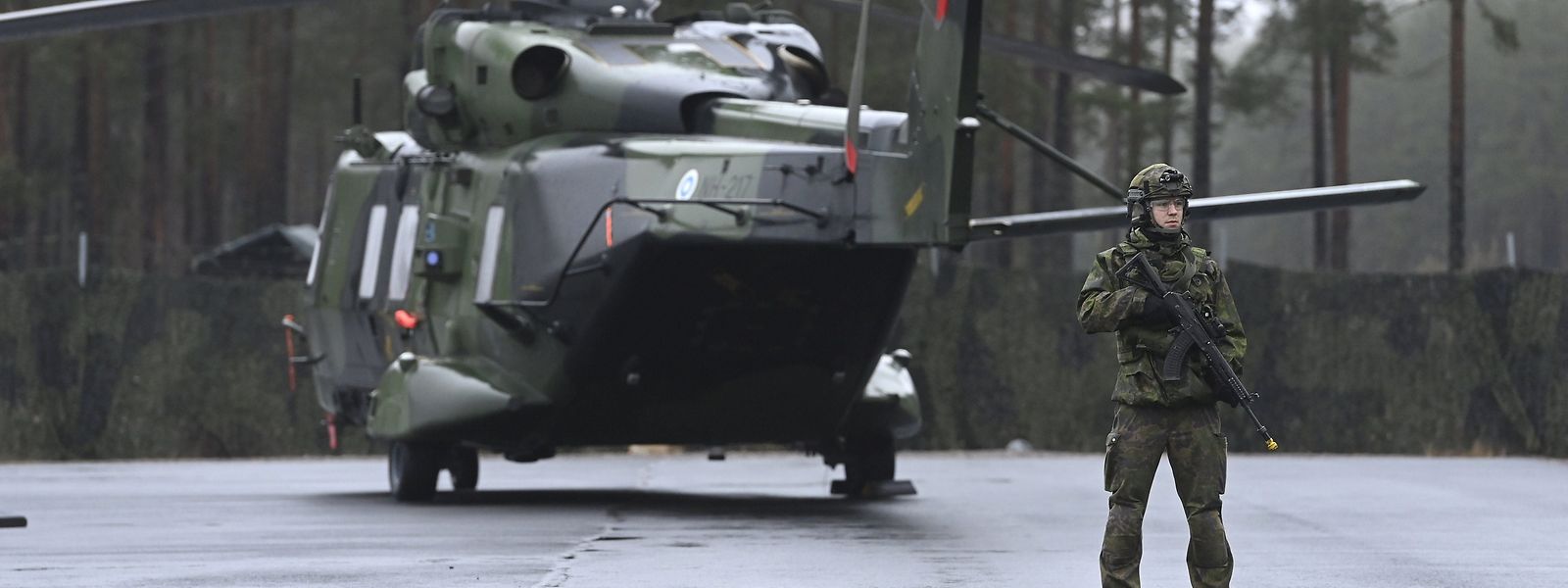 Ein Soldat steht während einer Krisenmanagementübung der Finnischen internationalen Bereitschaftstruppe (SKVJ) im Rahmen der NATO Evaluation Level 2 (NEL2) vor einem Transporthubschrauber NH90. 
