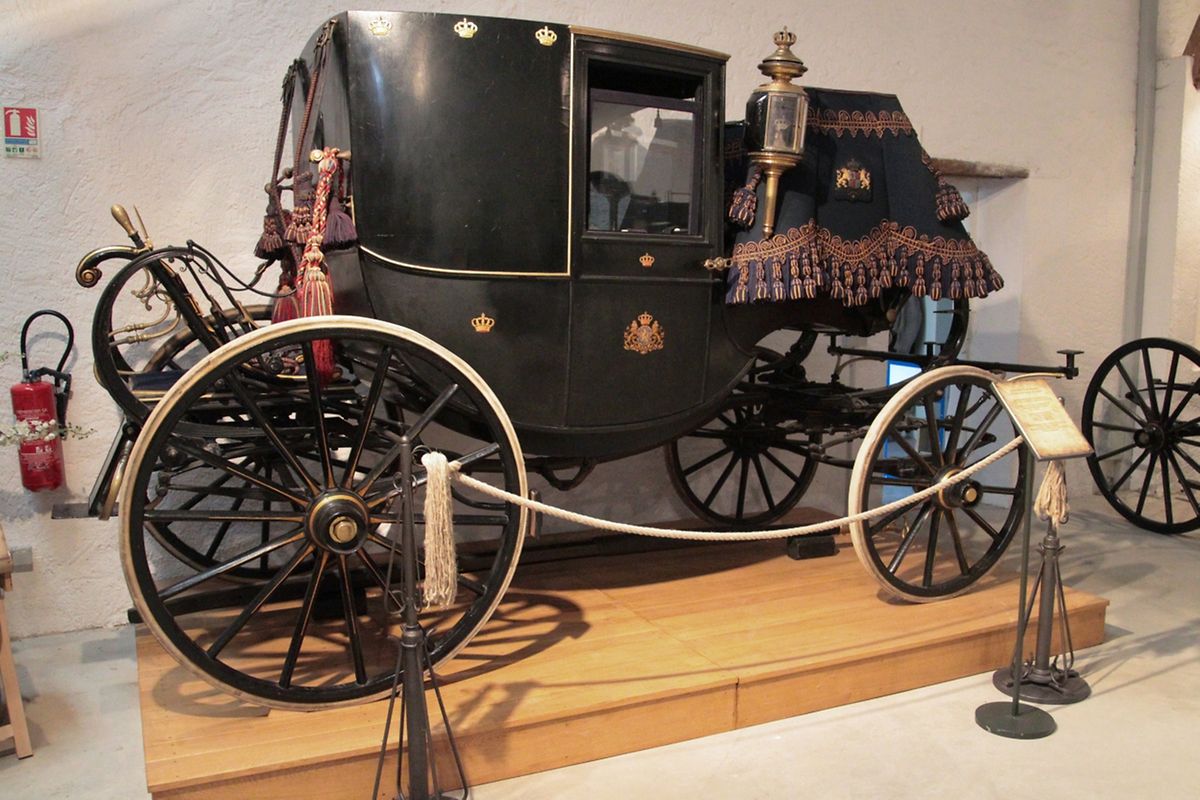 Großherzog Henri besucht das Kutschenmuseum in Peppingen.