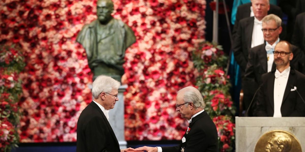 König Gustaf (rechts) übergibt die Auszeichnung an den finnischen Wirtschaftswissenschaftler Bengt Holmström.