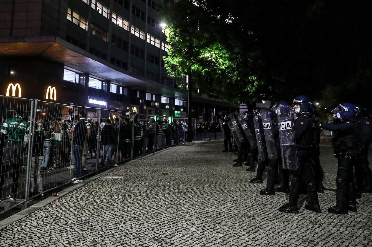 Festejos e confrontos entre adeptos e polícia na noite em que o Sporting voltou a conquistar o campeonato nacional, 19 depois.