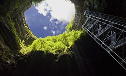 POUR ILLUSTRER LE PAPIER: "LA POSTE S'EST INSTALLEE POUR UN WEEK-END AU FOND DU GOUFFRE DE PADIRAC" - Photo prise le 13 juin 2010 du gouffre de Padirac au fond duquel un bureau de poste a ÈtÈ installÈ. Ce bureau de poste ÈphÈmËre a accueilli les philatÈlistes ce week-end par 75 mËtres sous terre, au fond du gouffre de Padirac, ‡ l'occasion de la sortie d'une sÈrie limitÈe de timbres de collection reprÈsentant 10 sites de la rÈgion Midi-PyrÈnÈes. Cet ÈvÈnement permettait aux collectionneurs de faire oblitÈrer cette nouvelle sÈrie de timbres, "Midi-PyrÈnÈes, comme jíaime", avec un tampon spÈcial "JournÈe Padirac", en plus du cachet "Premier jour".  AFP PHOTO / REMY GABALDA (Photo by REMY GABALDA / AFP)
