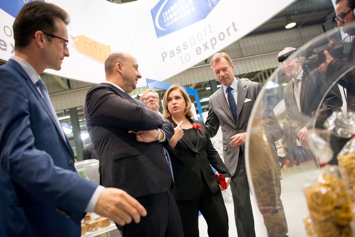 Auf dem Weg zu den Ausstellern: Das großherzogliche Paar auf Stippvisite auf der Frühjahrsmesse. 