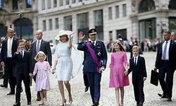 Belgium's King Philippe (4th R) and Queen Mathilde (5th R) wave as they leave a religious service (Te Deum) with their children (L-R) Prince Gabriel, Princess Eleonore, Crown Princess Elisabeth and Prince Emmanuel at the Sainte-Gudule cathedral in Brussels July 21, 2015. Belgium celebrates its National Day on Tuesday. REUTERS/Francois Lenoir 
