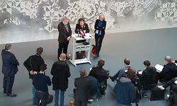 La membre du Parlement européen Ana Gomes (groupe des socialistes et démocrates) s'adresse à la presse dans le somptueux hall du port franc au Findel. A ses côtés Robert Goebbels, président de la société de gestion, et Evelyn Regner, ancienne membre de la Commission Pana. ⋌(PHOTO: C. KARABA)