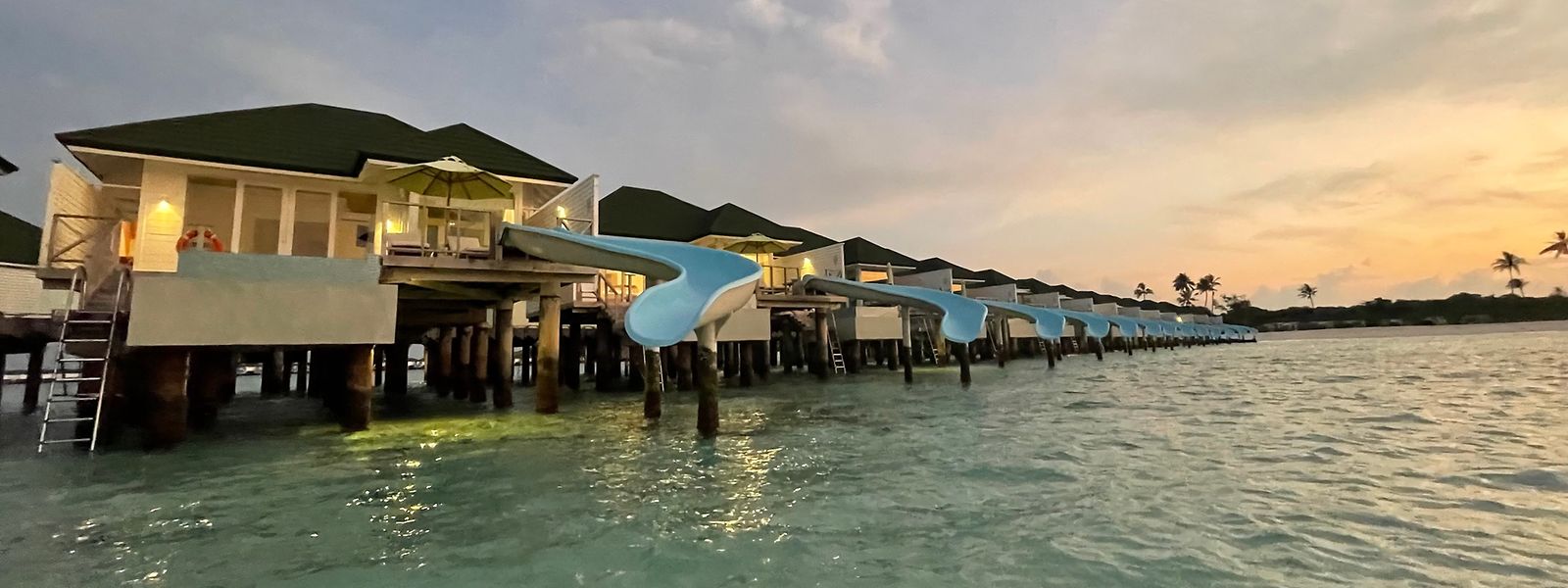 Näher kann man dem Meer kaum sein: Auf den Malediven - etwa in einem der „Sun Siyam“-Resorts - können Urlauber ihre Tage in edlen Unterkünften mitten im Ozean verbringen. 