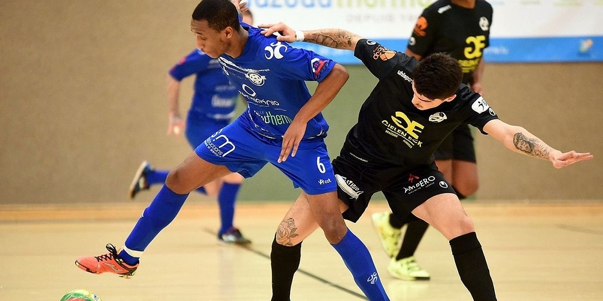 Grand écart pour Ricardo Xavier Monteiro (en bleu, Futsal US Esch) face à Dane Ribeiro (Samba 7 ALSS Futsal Niederkorn).