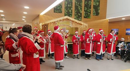 Clerfer Musikgesellschaft am Weihnachtsmarkt in Clerf