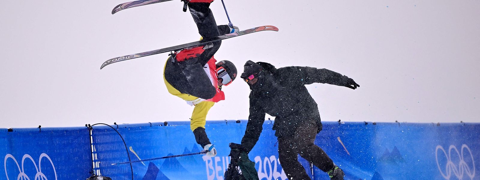 Der Freestyle-Skifahrer und der Kameramann blieben unverletzt.