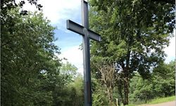 Auf dem unteren Teilstück des Kreuzes ist der Sonnengesang (Gesang der Geschöpfe) von Franz von Assisi zu lesen. 