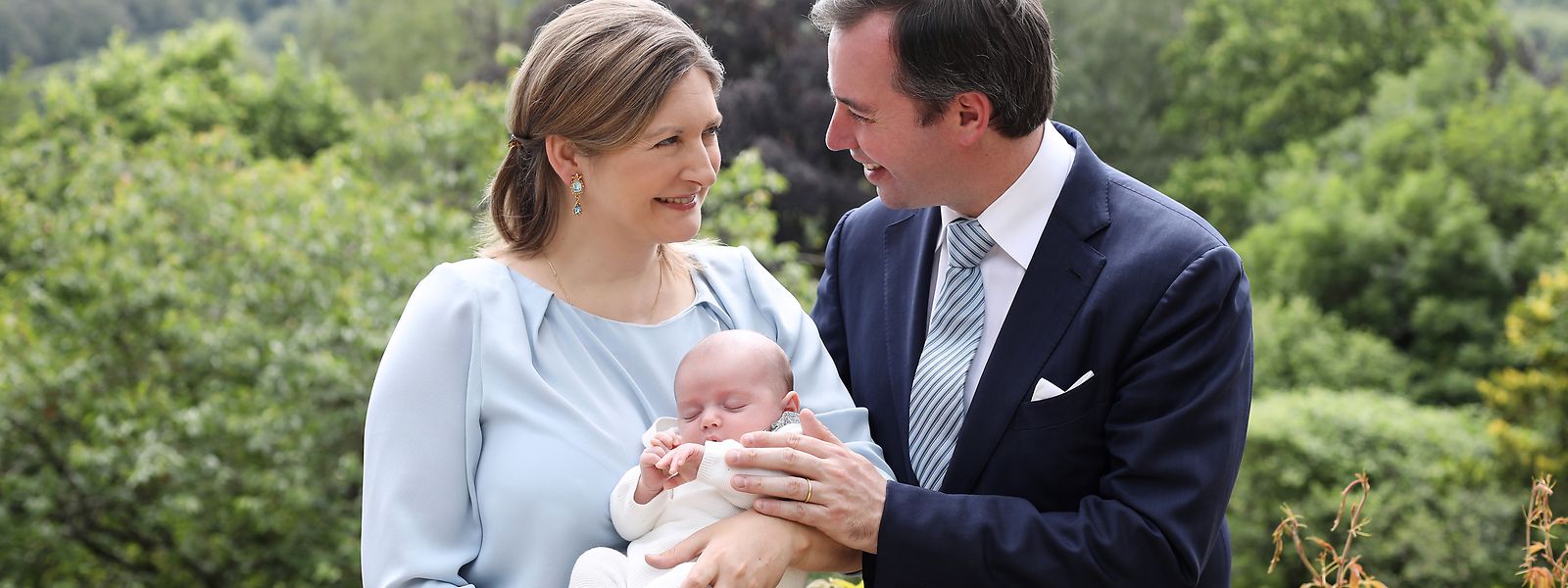 Né le 10 mai 2020, Charles Jean Philippe Joseph Marie Guillaume de Luxembourg est le fils du grand-duc héritier Guillaume et de la grande-duchesse héritière Stéphanie.