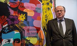 António Gamito, embaixador de Portugal no Luxemburgo, ao lado de um quadro que representa a  Grã - Duquesa Charlotte, antepassada do atual Grão- Duque que é descendente da portuguesa Maria Ana de Bragança. 