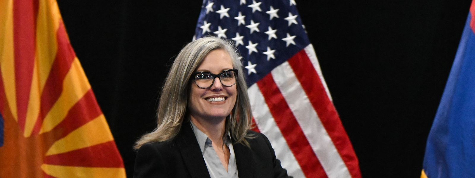 Die Demokratin Katie Hobbs hat die umkämpfte Gouverneurswahl im US-Bundesstaat Arizona nach Prognosen gewonnen.