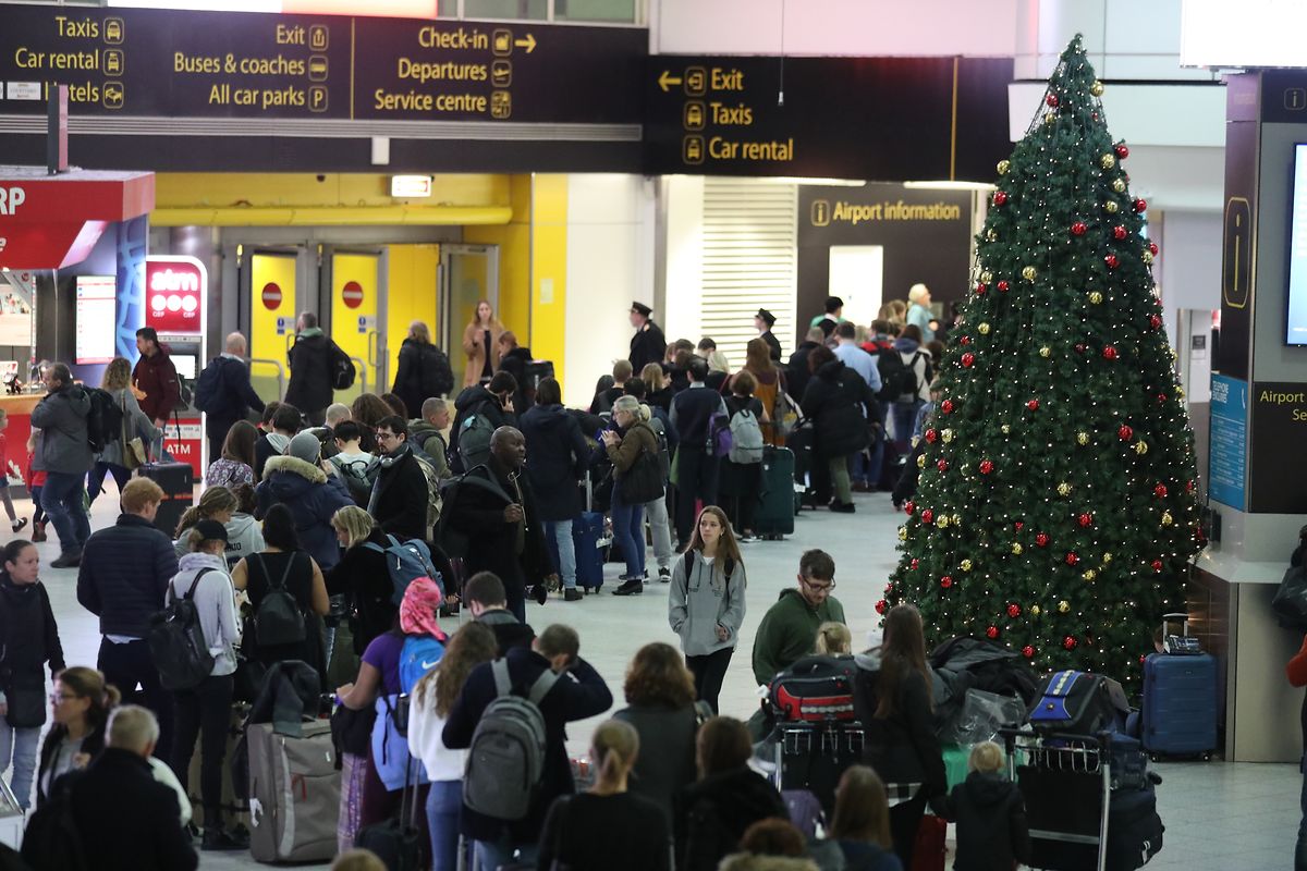 Passagiere am Flughafen Gatwick warten auf ihre Flüge nach den Verspätungen und Annullierungen, die durch Drohnensichtungen in der Nähe des Flughafens verursacht wurden.