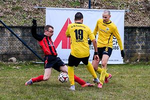 Dany Nahrgang (Grevels, en rouge) tacle devant Rafael Andrade (19) et Giuseppe Giannico (5) de l'US Foslchette.