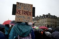 07.03.2023, Frankreich, Bordeaux: Eine Person tr�gt ein Plakat mit einem Wortspiel zum Wort �Ruhestand� auf dem zu lesen ist: �Genug! Wir werden wie Schei�e behandelt!� w�hrend einer Demonstration, um gegen die geplante Rentenreform zu protestieren. M�llm�nner, Versorgungsarbeiter und Lokf�hrer geh�ren zu den Menschen, die am Dienstag in ganz Frankreich ihre Arbeit niederlegen, um ihrem �rger �ber einen Gesetzentwurf Ausdruck zu verleihen, der das Rentenalter auf 64 Jahre anhebt und den die Gewerkschaften als eine allgemeine Bedrohung des franz�sischen Sozialmodells ansehen. Foto: Philippe Lopez/AFP/dpa +++ dpa-Bildfunk +++
