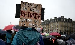 07.03.2023, Frankreich, Bordeaux: Eine Person tr�gt ein Plakat mit einem Wortspiel zum Wort �Ruhestand� auf dem zu lesen ist: �Genug! Wir werden wie Schei�e behandelt!� w�hrend einer Demonstration, um gegen die geplante Rentenreform zu protestieren. M�llm�nner, Versorgungsarbeiter und Lokf�hrer geh�ren zu den Menschen, die am Dienstag in ganz Frankreich ihre Arbeit niederlegen, um ihrem �rger �ber einen Gesetzentwurf Ausdruck zu verleihen, der das Rentenalter auf 64 Jahre anhebt und den die Gewerkschaften als eine allgemeine Bedrohung des franz�sischen Sozialmodells ansehen. Foto: Philippe Lopez/AFP/dpa +++ dpa-Bildfunk +++