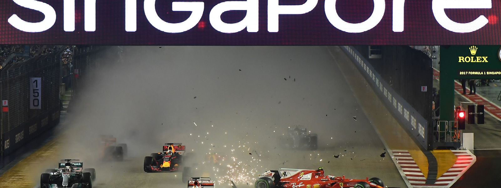 Am Crash zwischen Sebastian Vettel (vorne), Kimi Räikkönen (r.) und Max Verstappen kam Lewis Hamilton (l.) knapp vorbei.