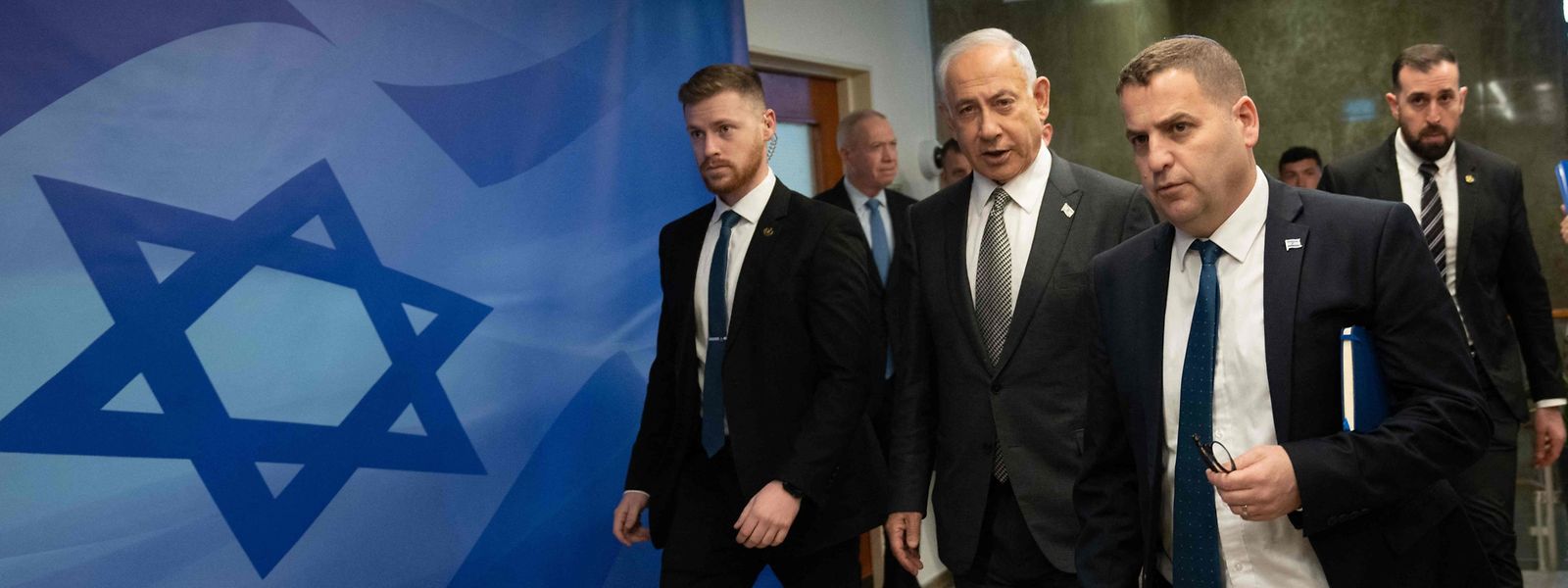 Die Regierung von Benjamin Netanjahu (Mitte) ist noch nicht lange im Amt, steht aber schon massiv unter Druck.