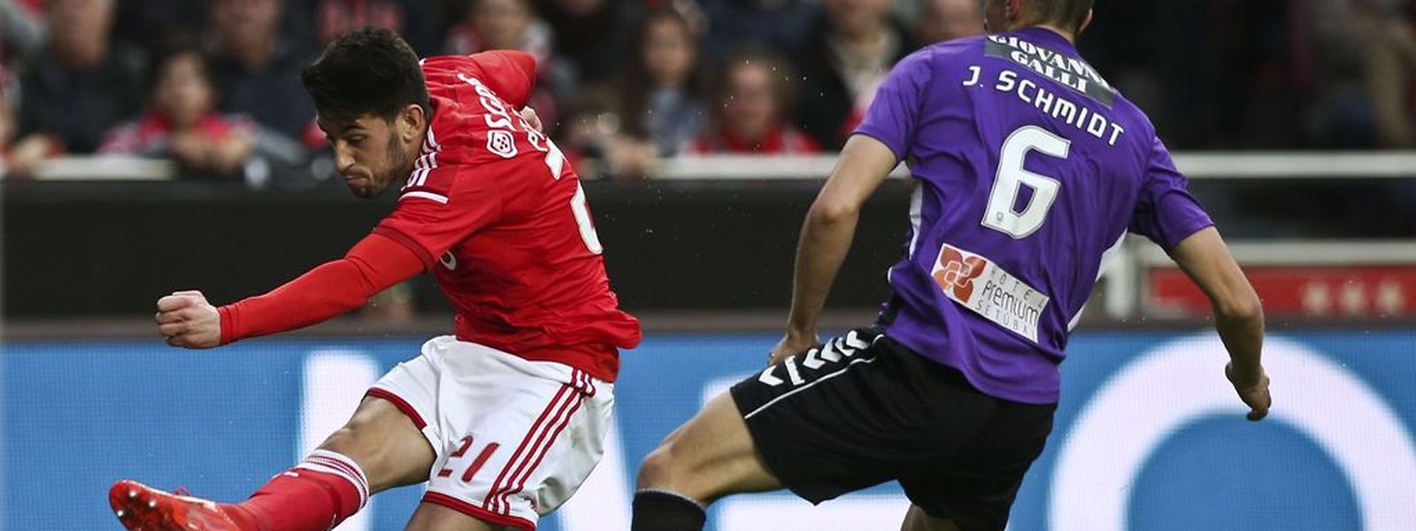 Encarnados voltaram a aumentar para quatro pontos o avanço sobre os "Dragões"