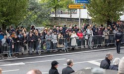 Luxemburg, Parvis Kathedrale , Staatsbegräbnis Grossherzog Jean , Funerailles Grand Duc Jean ,Zuschauer ,bd Roosevelt  Foto: Guy Jallay/Luxemburger Wort