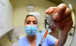 A nurse prepares a dose of Pfizer/BioNTech Comirnaty Covid-19 vaccine before injection on January 8, 2021 in the vaccination centre the Haut-Leveque hospital in Pessac, near Bordeaux. (Photo by MEHDI FEDOUACH / AFP)