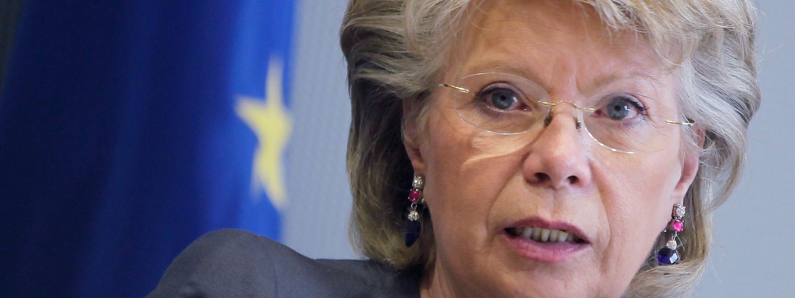 Viviane Reding vor der Europafahne: Ihr politischer Stern strahlte während vielen Jahren vor allem in Brüssel.