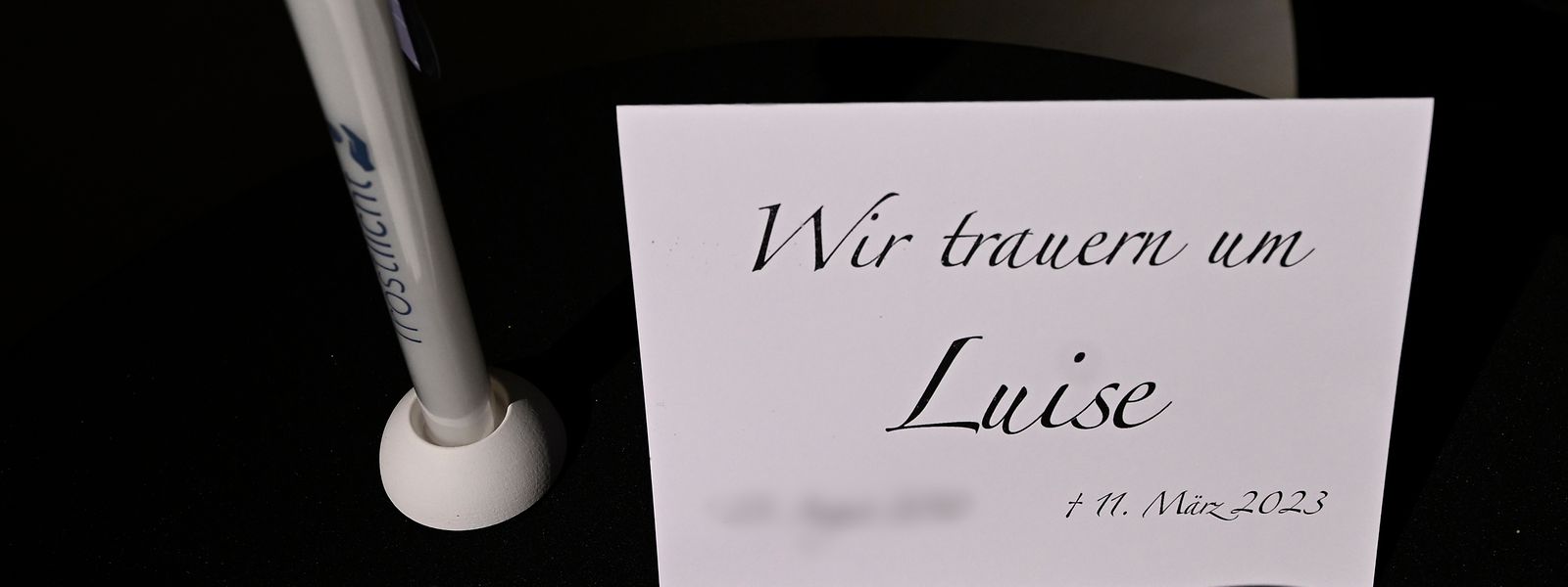 "Atónito - Boquiaberto - Impotente": as três palavras estão escritas numa página do livro de condolências de Luise na igreja protestante de Freudenberg.