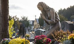 Vorbereitungen Allerheiligen, Gräber, Grab, Kreutz, Friedhof, Foto: Lex Kleren/Luxemburger Wort