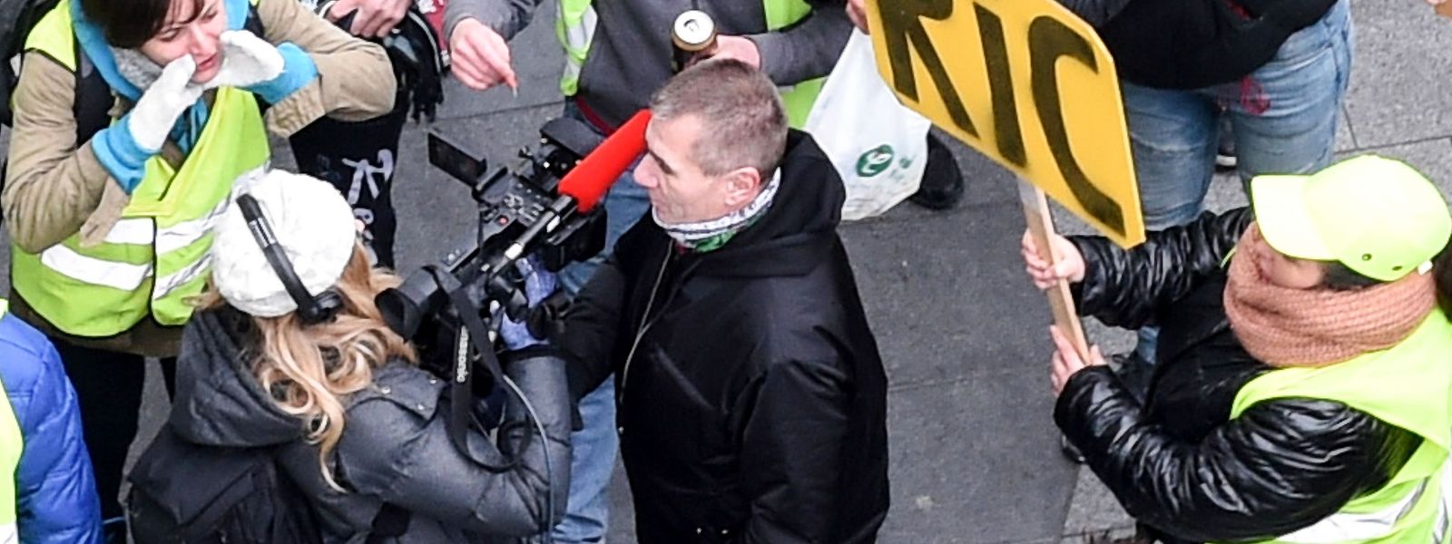Der Journalistenberuf ist - wie hier bei den Protesten der "Gilets jaunes" in Frankreich - nicht immer ungefährlich.