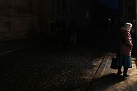 Uma mulher caminha pelas ruas de Lviv, durante um apagão, esta quarta-feira